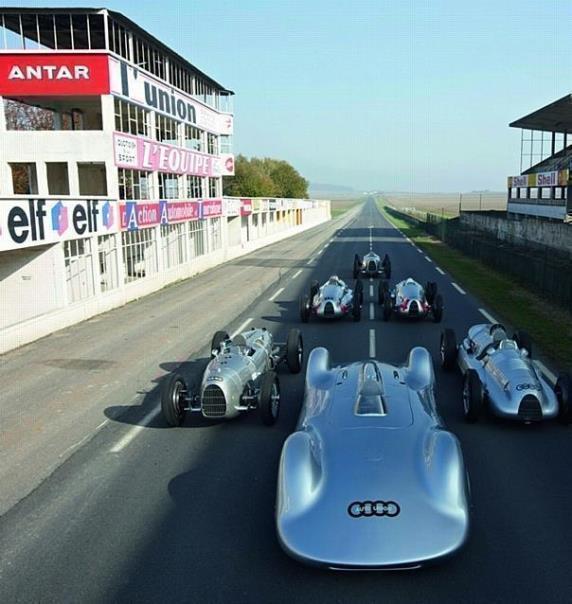 Auto Union Silberpfeile in Startaufstellung auf der legendären Piste bei Reims